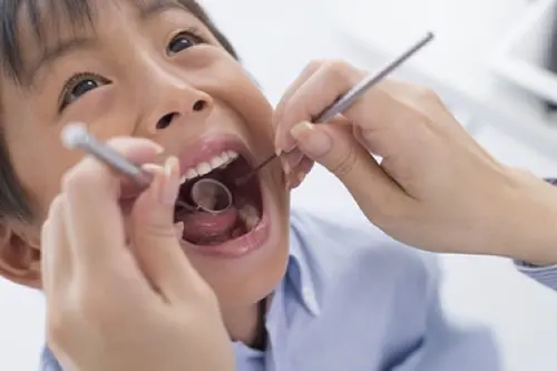 むし歯の治療を受ける子供