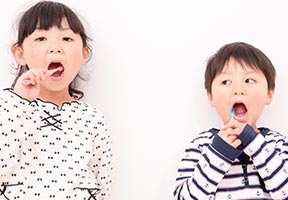 歯磨きをする姉弟