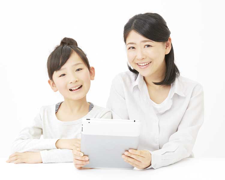 笑顔の子供と母