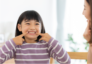 歯を見せる子供